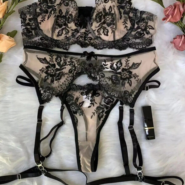 Kinky Cloth Black / L 4-Piece Embroidery Floral Lingerie Set